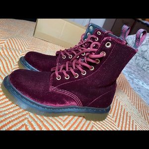 Women’s pascal velvet size 6. Brand new! ❤️